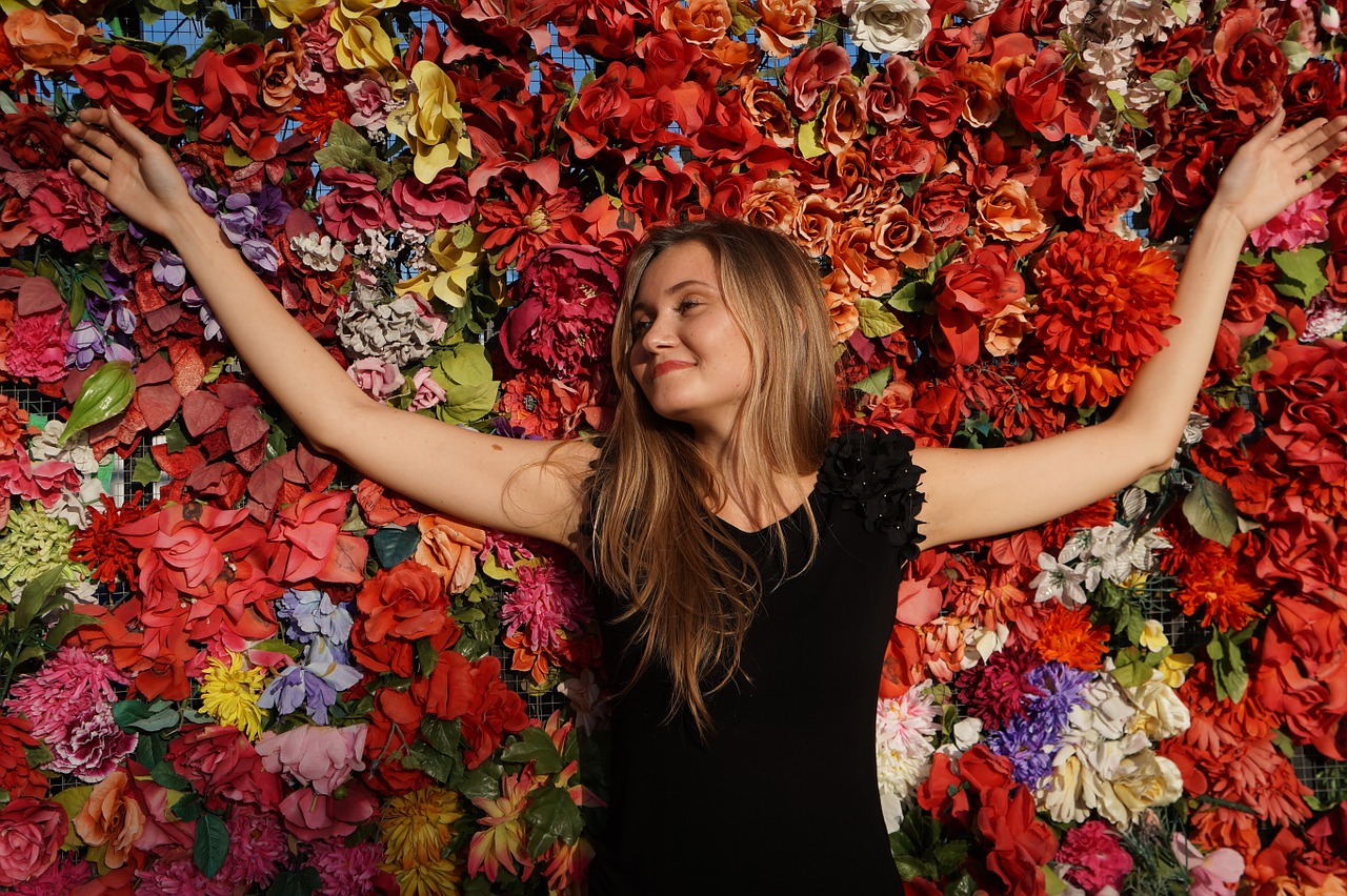 Mulher deitada nas flores