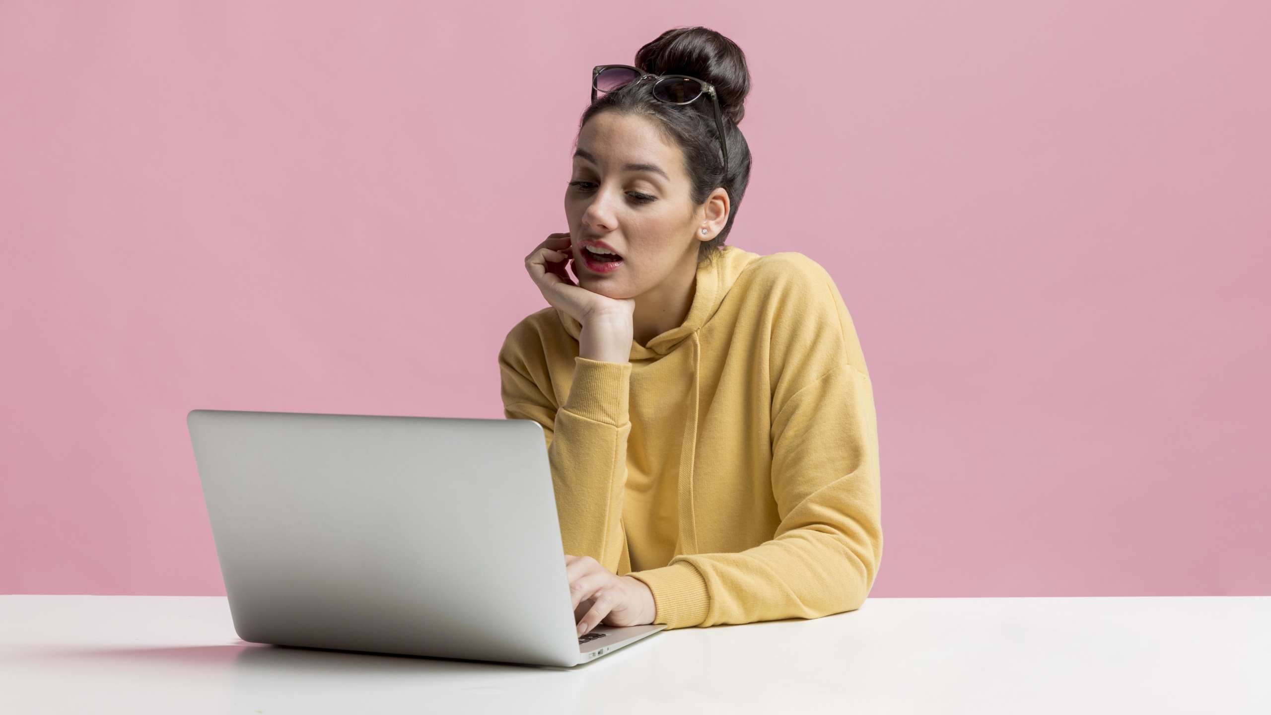 Mulher ao computador